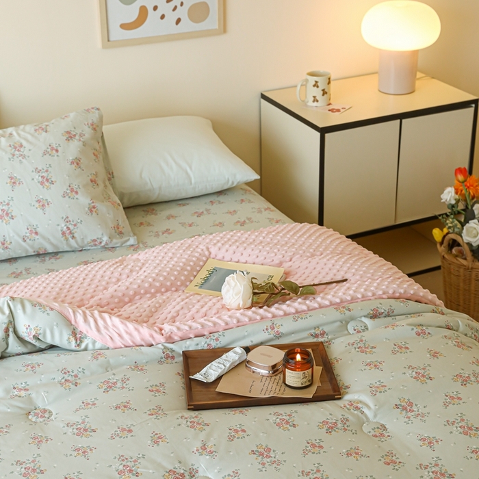 91家纺网 家纺一手货源 找家纺 星期八 2024新款复古碎花全棉豆豆被 风铃草