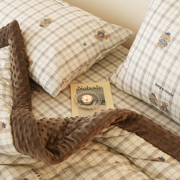 91家纺网 家纺一手货源 找家纺 星期八 2024新款复古碎花全棉豆豆被 格子熊