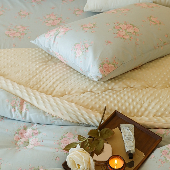 91家纺网 家纺一手货源 找家纺 星期八 2024新款复古碎花全棉豆豆被 风铃