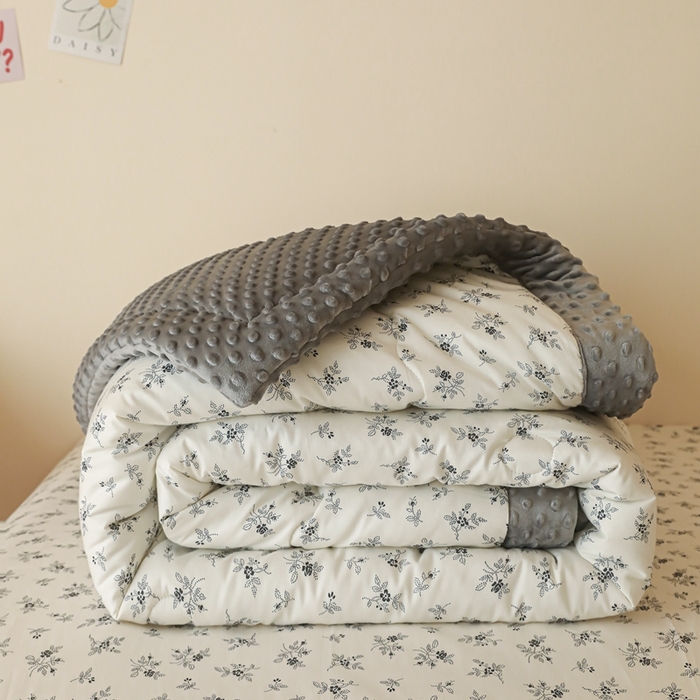 91家纺网 家纺一手货源 找家纺 星期八 2024新款复古碎花全棉豆豆被 雀梅