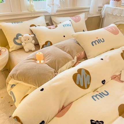 91家纺网 家纺一手货源 找家纺 （总）摩妮卡 2025新款小清新牛奶绒印花四件套床单款床笠单被套-场景1