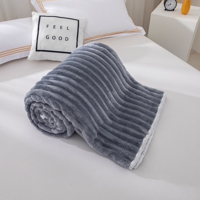 91家纺网 家纺一手货源 找家纺 来菲毛毯 2025新款北欧四季款大抽条盖毯纯色简约办公室午睡毛毯 蓝灰