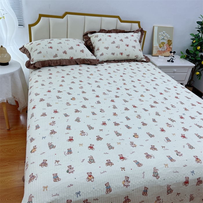 91家纺网 家纺一手货源 找家纺 暖居 2024新款A类双层纱全棉床盖三件套防滑不跑床绗缝加厚纯棉床单 熊仔派对