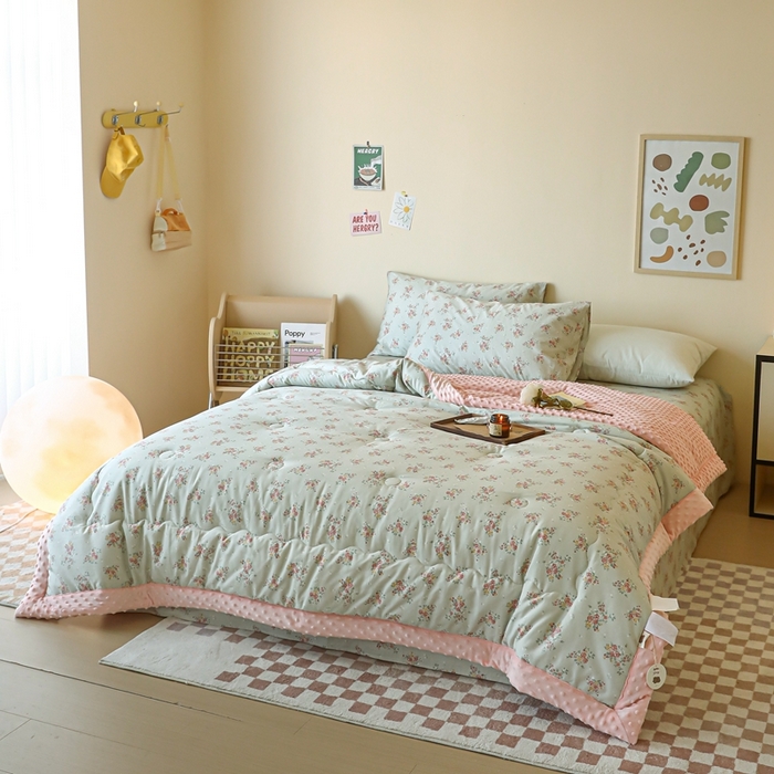 91家纺网 家纺一手货源 找家纺 星期八 2024新款复古碎花全棉豆豆被 风铃草