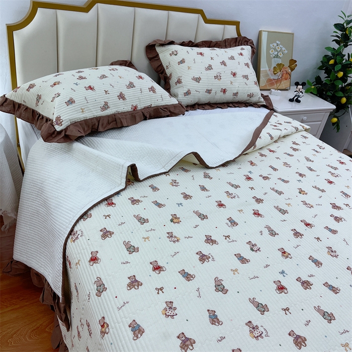 91家纺网 家纺一手货源 找家纺 暖居 2024新款A类双层纱全棉床盖三件套防滑不跑床绗缝加厚纯棉床单 熊仔派对