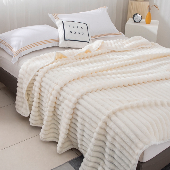 91家纺网 家纺一手货源 找家纺 来菲毛毯 2025新款北欧四季款大抽条盖毯纯色简约办公室午睡毛毯 米白