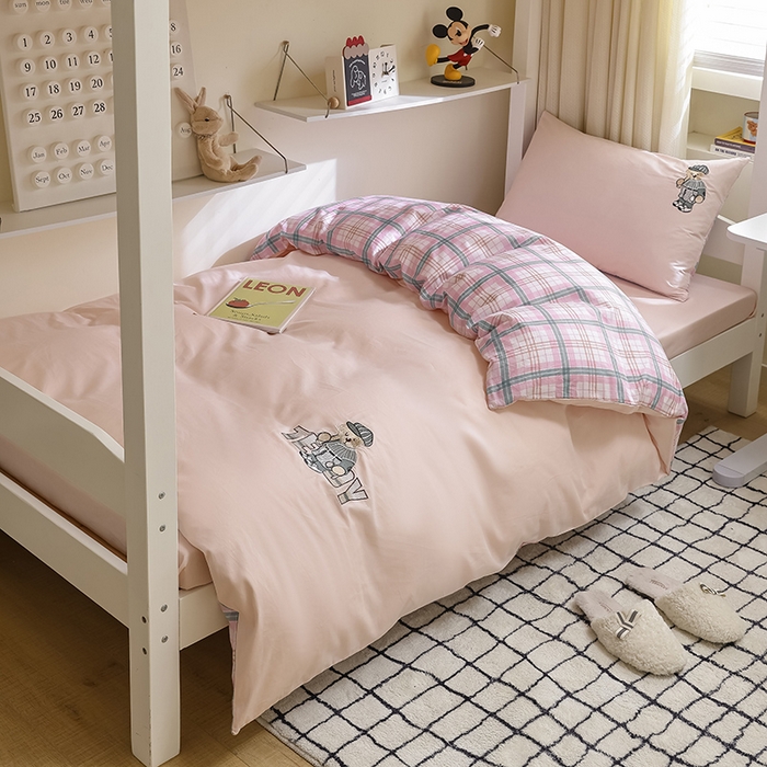 91家纺网 家纺一手货源 找家纺 2025新款全棉刺绣亲肤学生款套件-小熊 小熊-粉