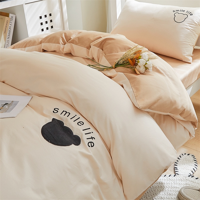 91家纺网 家纺一手货源 找家纺 慕色家纺 2024新款全棉学生宿舍三件套家用刺绣四件套 布朗熊-奶昔白+奶茶