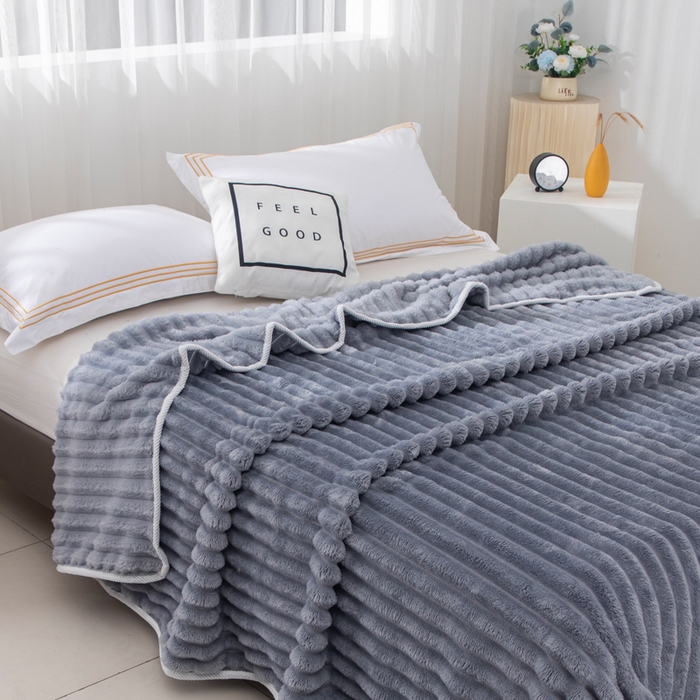 91家纺网 家纺一手货源 找家纺 来菲毛毯 2025新款北欧四季款大抽条盖毯纯色简约办公室午睡毛毯 蓝灰