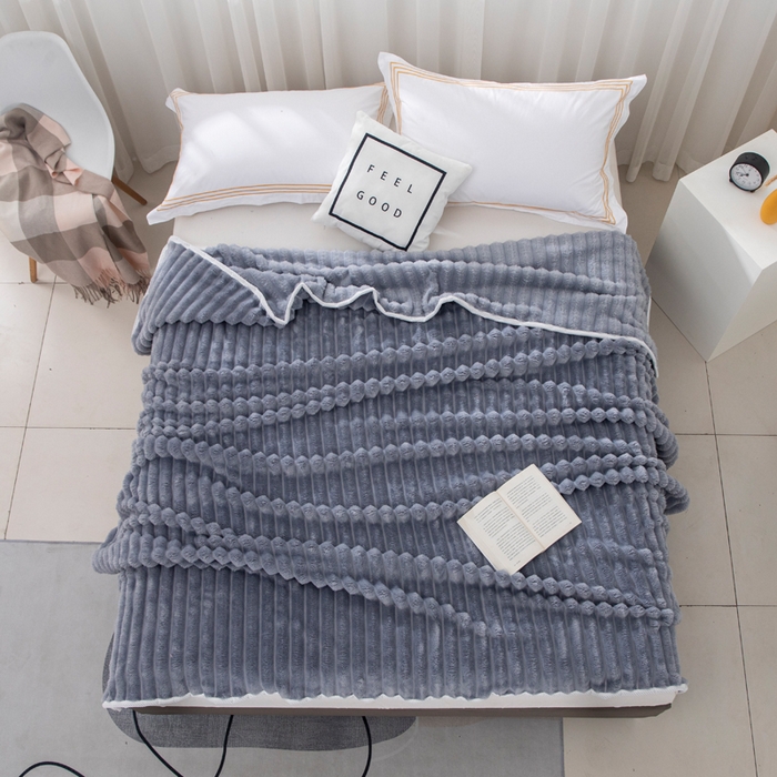 91家纺网 家纺一手货源 找家纺 来菲毛毯 2025新款北欧四季款大抽条盖毯纯色简约办公室午睡毛毯 蓝灰