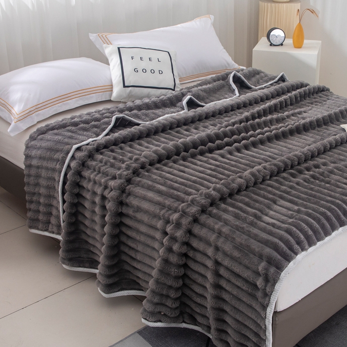 91家纺网 家纺一手货源 找家纺 来菲毛毯 2025新款北欧四季款大抽条盖毯纯色简约办公室午睡毛毯 深灰