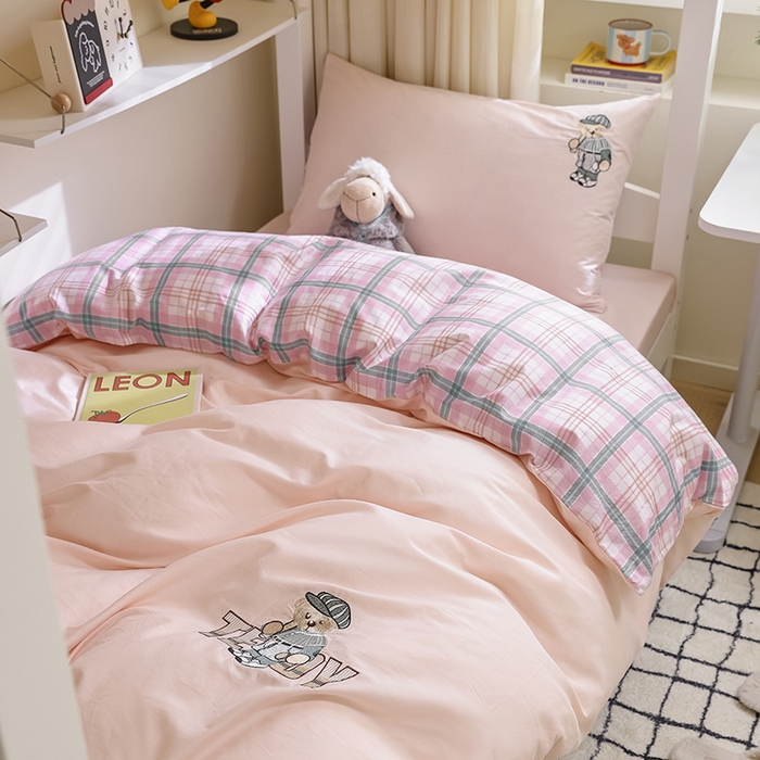 91家纺网 家纺一手货源 找家纺 2025新款全棉刺绣亲肤学生款套件-小熊 小熊-粉