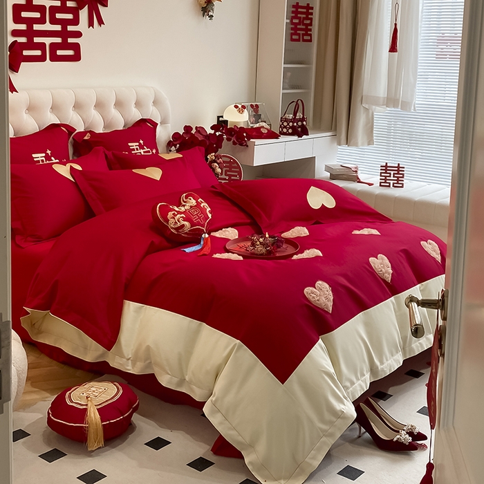 91家纺网 家纺一手货源 找家纺 玉雅家纺 2025新款60支长绒棉时尚拼色浮雕刺绣婚庆四件套 恩爱-红