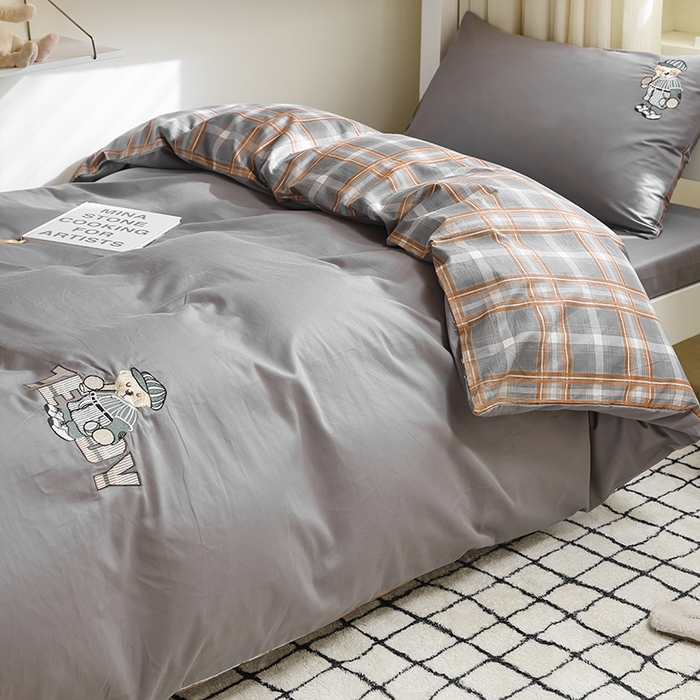 91家纺网 家纺一手货源 找家纺 2025新款全棉刺绣亲肤学生款套件-小熊 小熊-深灰