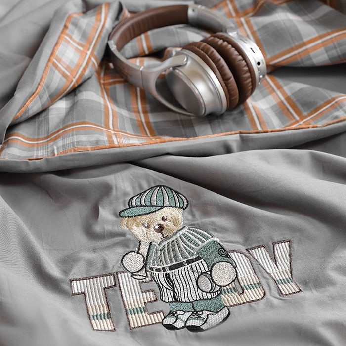 91家纺网 家纺一手货源 找家纺 2025新款全棉刺绣亲肤学生款套件-小熊 小熊-深灰