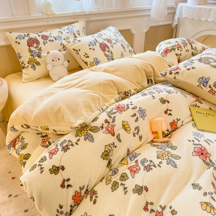 91家纺网 家纺一手货源 找家纺 （总）摩妮卡 2025新款小清新牛奶绒印花四件套床单款床笠单被套-场景1