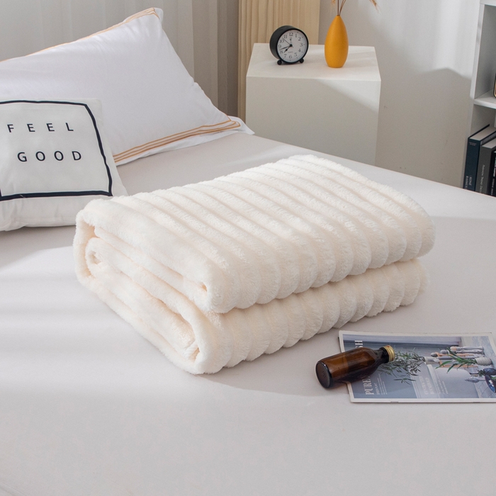 91家纺网 家纺一手货源 找家纺 来菲毛毯 2025新款北欧四季款大抽条盖毯纯色简约办公室午睡毛毯 米白