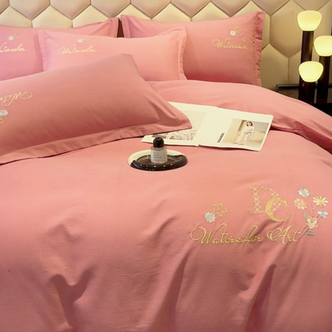 91家纺网 家纺一手货源 找家纺 U品汇 2024新品生态加厚长绒棉纯棉绣花全棉磨毛刺绣四件套直播 迪洛驰-樱花粉