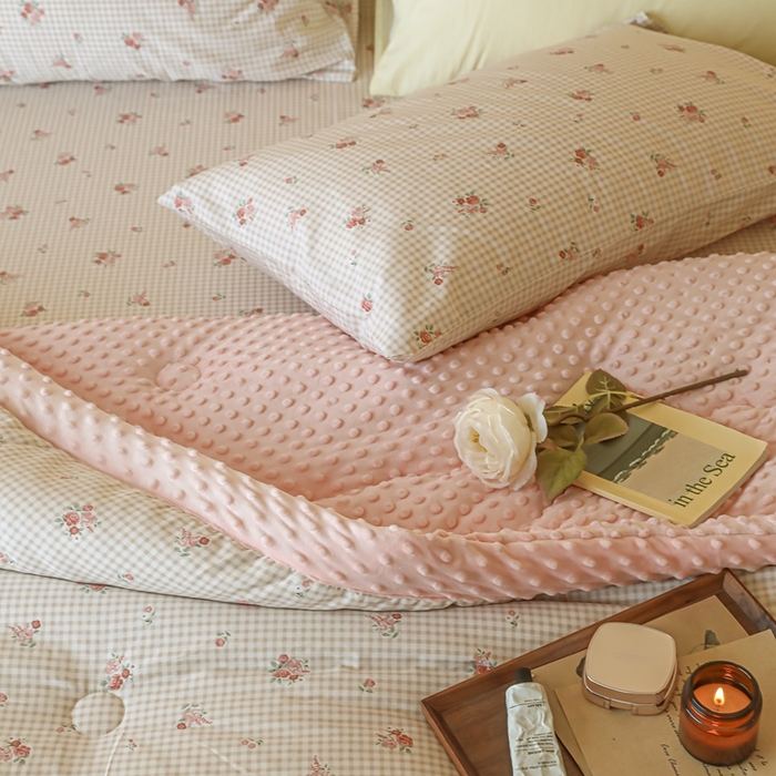 91家纺网 家纺一手货源 找家纺 星期八 2024新款复古碎花全棉豆豆被 玫瑰