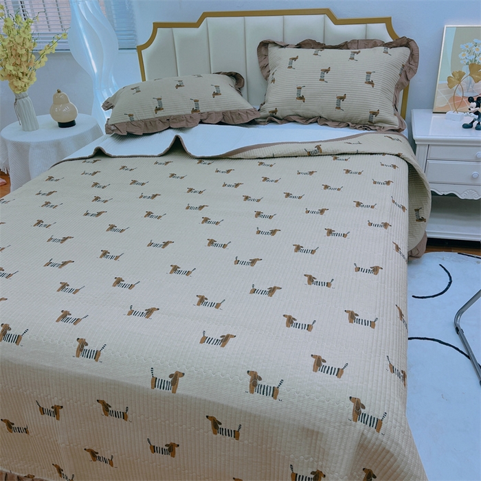 91家纺网 家纺一手货源 找家纺 暖居 2024新款A类双层纱全棉床盖三件套防滑不跑床绗缝加厚纯棉床单 腊肠狗