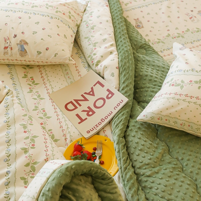 91家纺网 家纺一手货源 找家纺 星期八 2024新款复古碎花全棉豆豆被 绿茵小兔