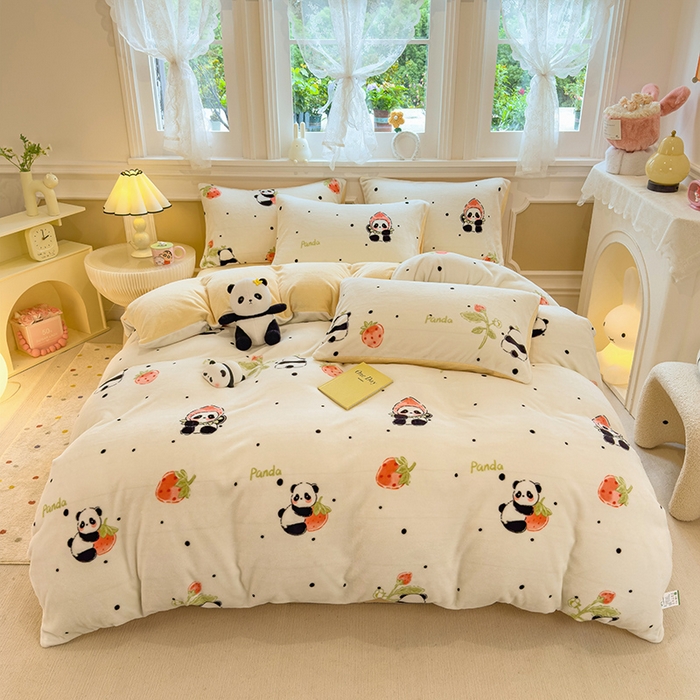 91家纺网 家纺一手货源 找家纺 摩妮卡 2025新款小清新牛奶绒印花四件套床单款床笠单被套-场景1 草莓熊猫