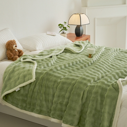 91家纺网 家纺一手货源 找家纺 2025新款300gsm舒适亲肤泡泡绒毛毯 牛油果绿