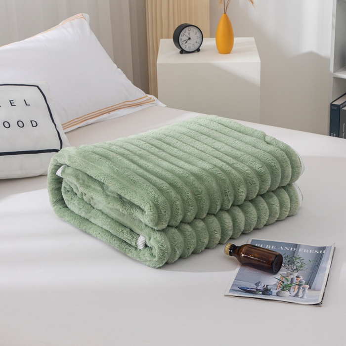 91家纺网 家纺一手货源 找家纺 来菲毛毯 2025新款北欧四季款大抽条盖毯纯色简约办公室午睡毛毯 草绿