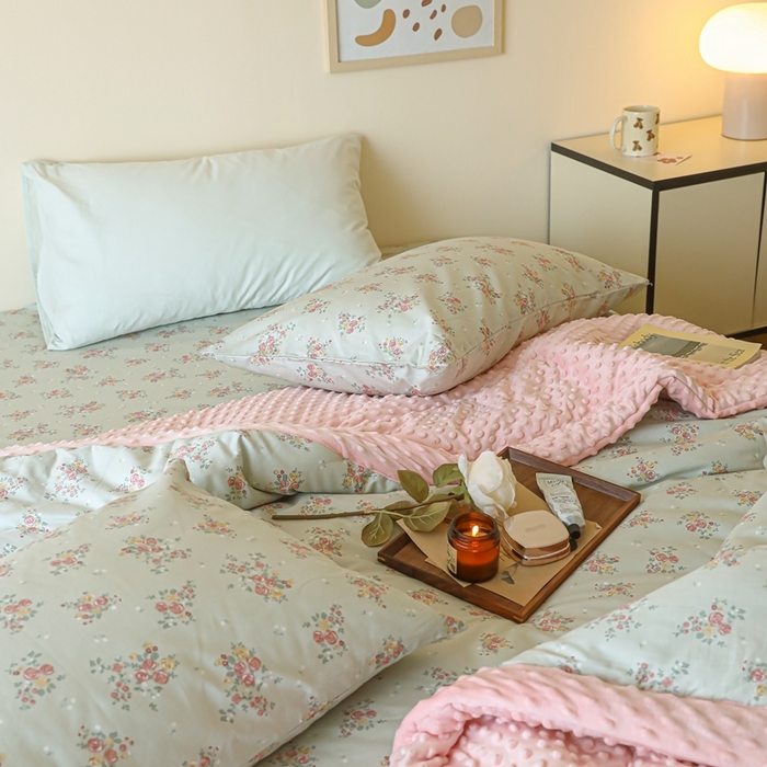 91家纺网 家纺一手货源 找家纺 星期八 2024新款复古碎花全棉豆豆被 风铃草