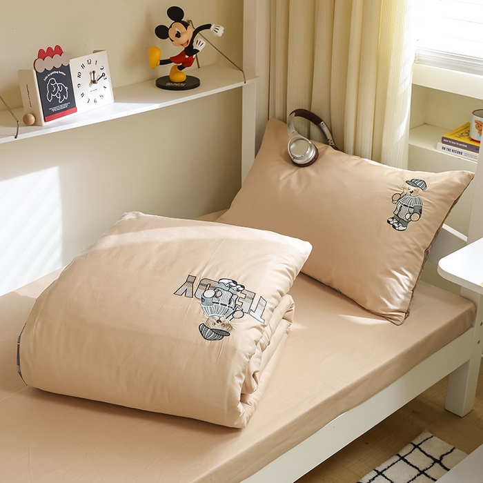 91家纺网 家纺一手货源 找家纺 （总）2025新款全棉刺绣亲肤学生款套件-小熊