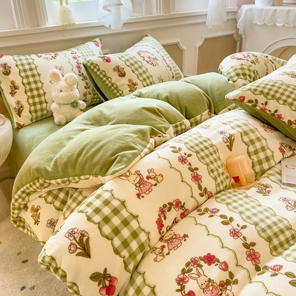 91家纺网 家纺一手货源 找家纺 （总）摩妮卡 2025新款小清新牛奶绒印花四件套床单款床笠单被套-场景1