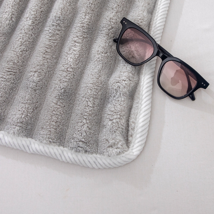 91家纺网 家纺一手货源 找家纺 （总）来菲毛毯 2025新款北欧四季款大抽条盖毯纯色简约办公室午睡毛毯