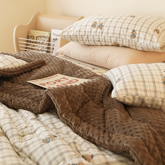 91家纺网 家纺一手货源 找家纺 星期八 2024新款复古碎花全棉豆豆被 格子熊