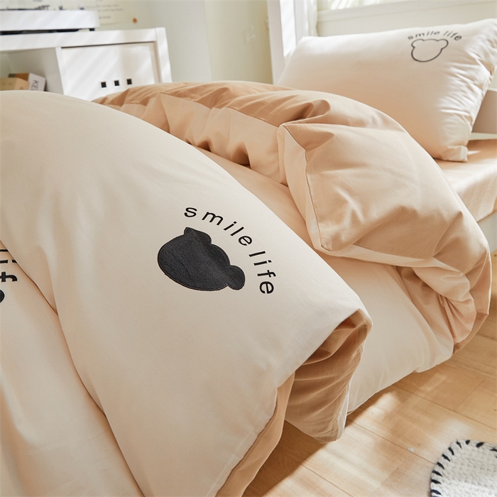 91家纺网 家纺一手货源 找家纺 慕色家纺 2024新款全棉学生宿舍三件套家用刺绣四件套 布朗熊-奶昔白+奶茶