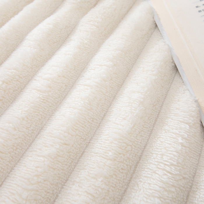 91家纺网 家纺一手货源 找家纺 来菲毛毯 2025新款北欧四季款大抽条盖毯纯色简约办公室午睡毛毯 米白