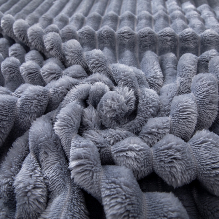 91家纺网 家纺一手货源 找家纺 来菲毛毯 2025新款北欧四季款大抽条盖毯纯色简约办公室午睡毛毯 蓝灰