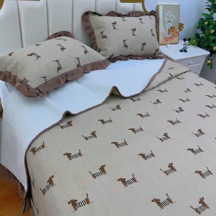 91家纺网 家纺一手货源 找家纺 暖居 2024新款A类双层纱全棉床盖三件套防滑不跑床绗缝加厚纯棉床单 腊肠狗