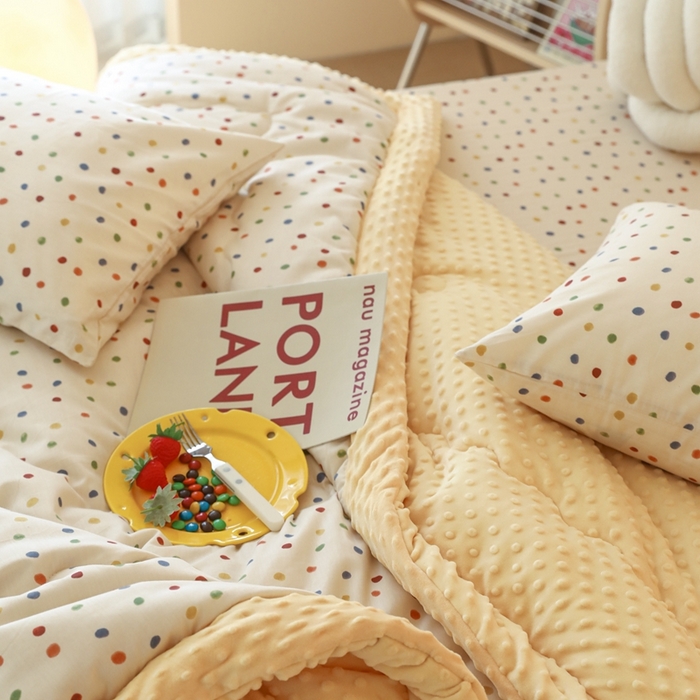 91家纺网 家纺一手货源 找家纺 星期八 2024新款复古碎花全棉豆豆被 彩色波点