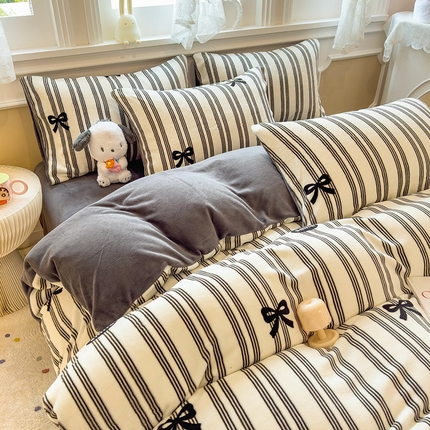 91家纺网 家纺一手货源 找家纺 （总）摩妮卡 2025新款小清新牛奶绒印花四件套床单款床笠单被套-场景1