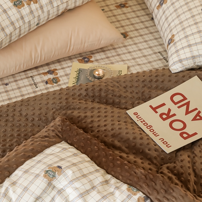 91家纺网 家纺一手货源 找家纺 星期八 2024新款复古碎花全棉豆豆被 格子熊
