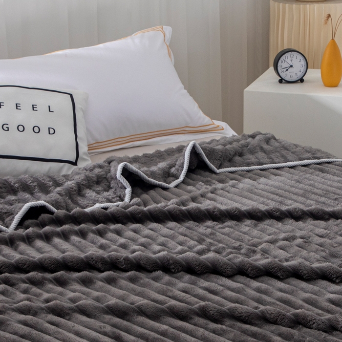91家纺网 家纺一手货源 找家纺 来菲毛毯 2025新款北欧四季款大抽条盖毯纯色简约办公室午睡毛毯 深灰