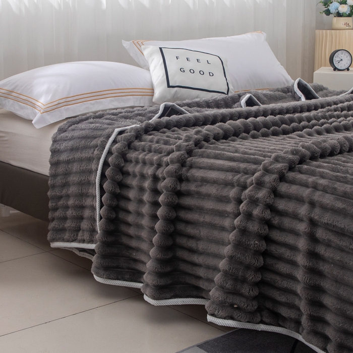 91家纺网 家纺一手货源 找家纺 来菲毛毯 2025新款北欧四季款大抽条盖毯纯色简约办公室午睡毛毯 深灰