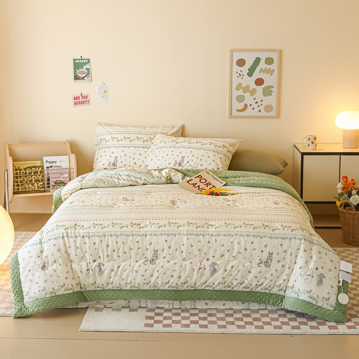 91家纺网 家纺一手货源 找家纺 星期八 2024新款复古碎花全棉豆豆被 绿茵小兔