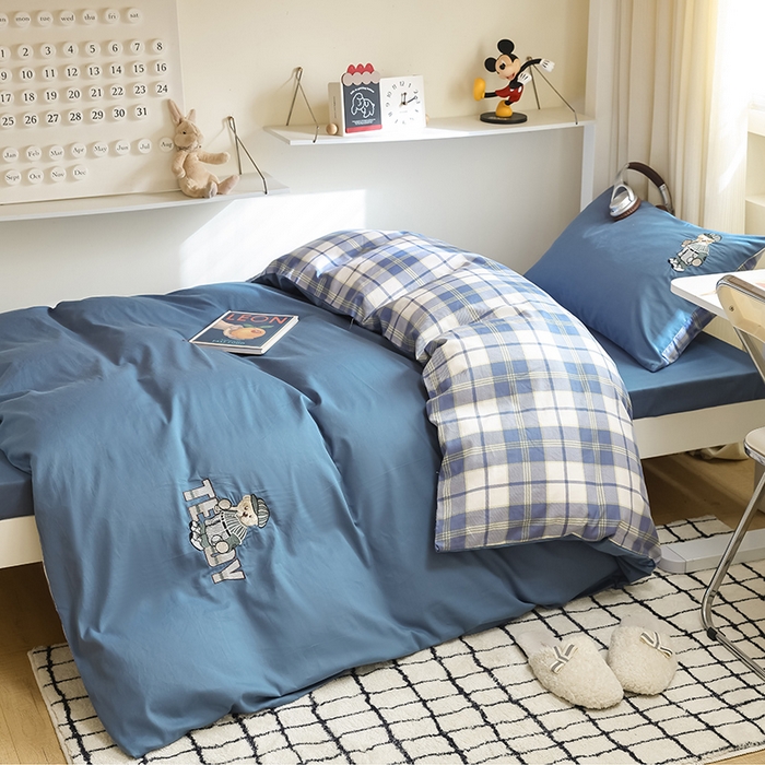 91家纺网 家纺一手货源 找家纺 2025新款全棉刺绣亲肤学生款套件-小熊 小熊-宾利蓝