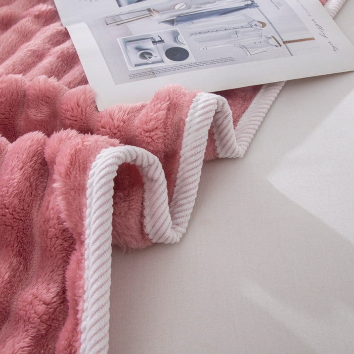 91家纺网 家纺一手货源 找家纺 来菲毛毯 2025新款北欧四季款大抽条盖毯纯色简约办公室午睡毛毯 西瓜红