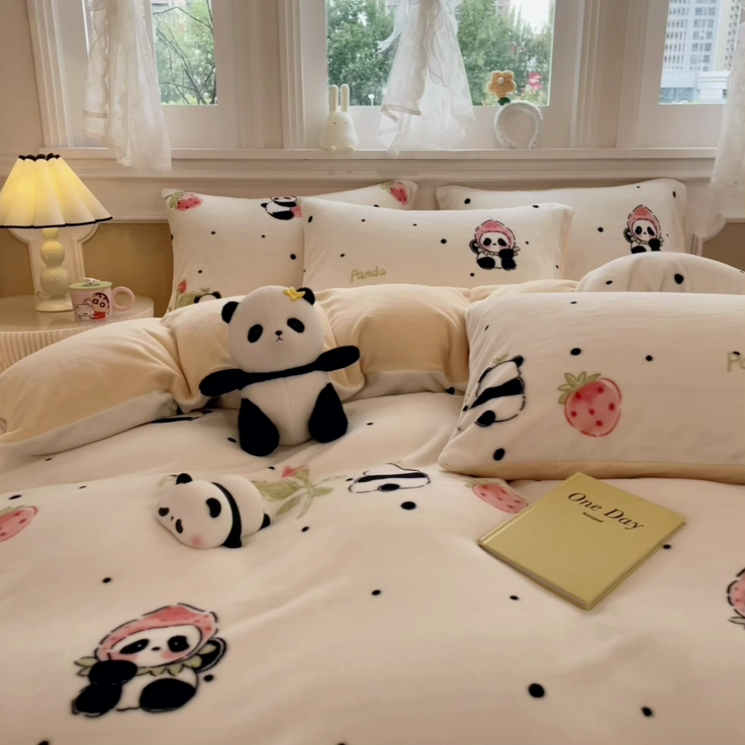 91家纺网 家纺一手货源 找家纺 摩妮卡 2025新款小清新牛奶绒印花四件套床单款床笠单被套-场景1 草莓熊猫