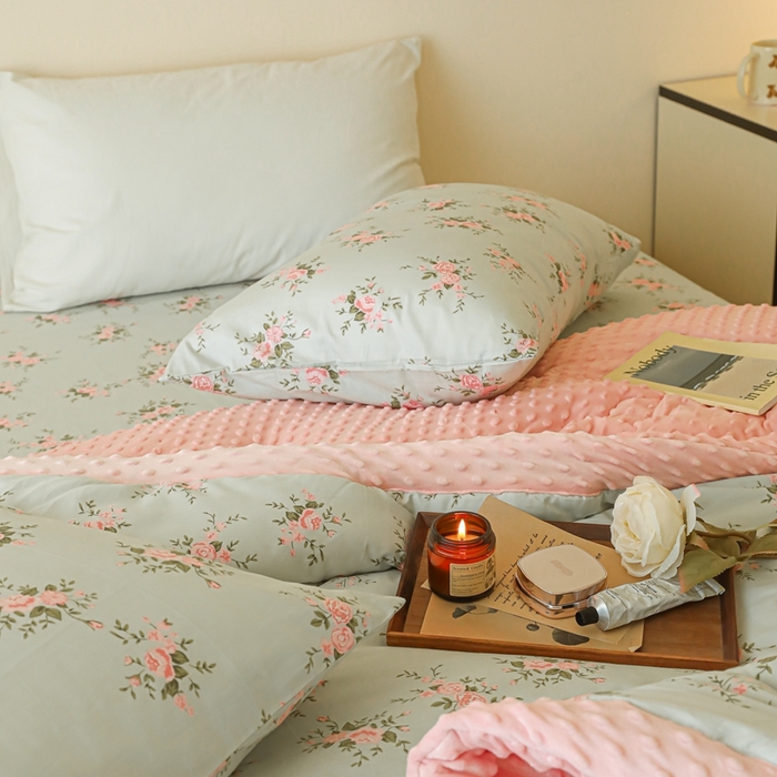 91家纺网 家纺一手货源 找家纺 星期八 2024新款复古碎花全棉豆豆被 风信子