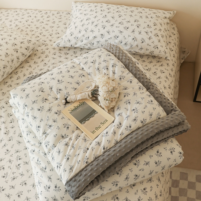 91家纺网 家纺一手货源 找家纺 星期八 2024新款复古碎花全棉豆豆被 雀梅