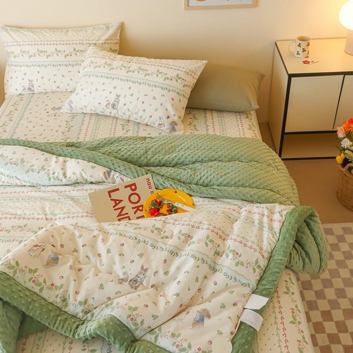 91家纺网 家纺一手货源 找家纺 星期八 2024新款复古碎花全棉豆豆被 绿茵小兔