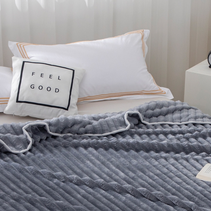 91家纺网 家纺一手货源 找家纺 来菲毛毯 2025新款北欧四季款大抽条盖毯纯色简约办公室午睡毛毯 蓝灰